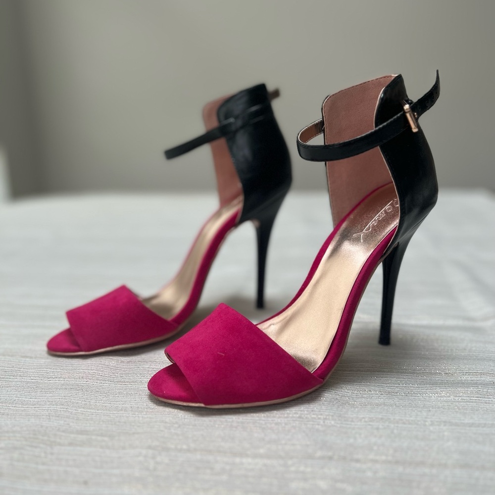 I am selling these hot pink and black Gomax pumps in a size 7.5M